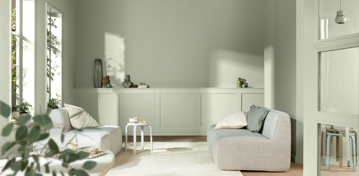 Slaapkamer met wanden in Soulful Sage en een warme zandtint