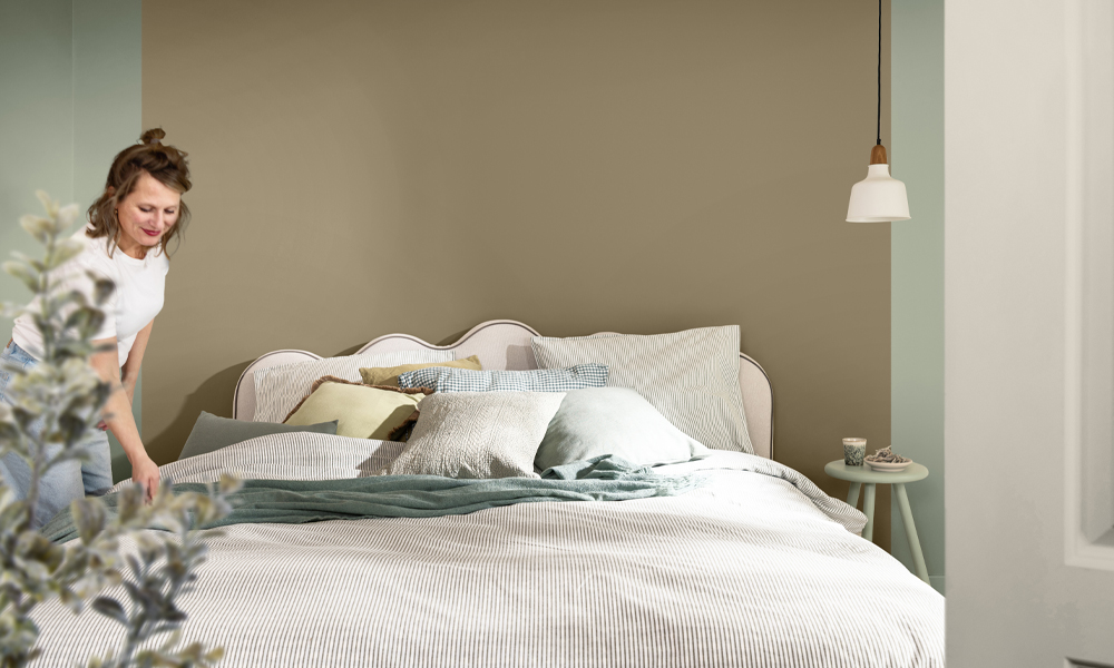 Kwast en verfstaal in Soulful Sage met saliebladeren