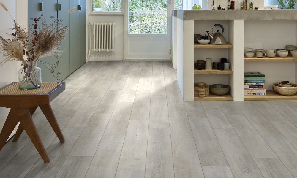 Lichte houten vloer in een interieur met Soulful Sage